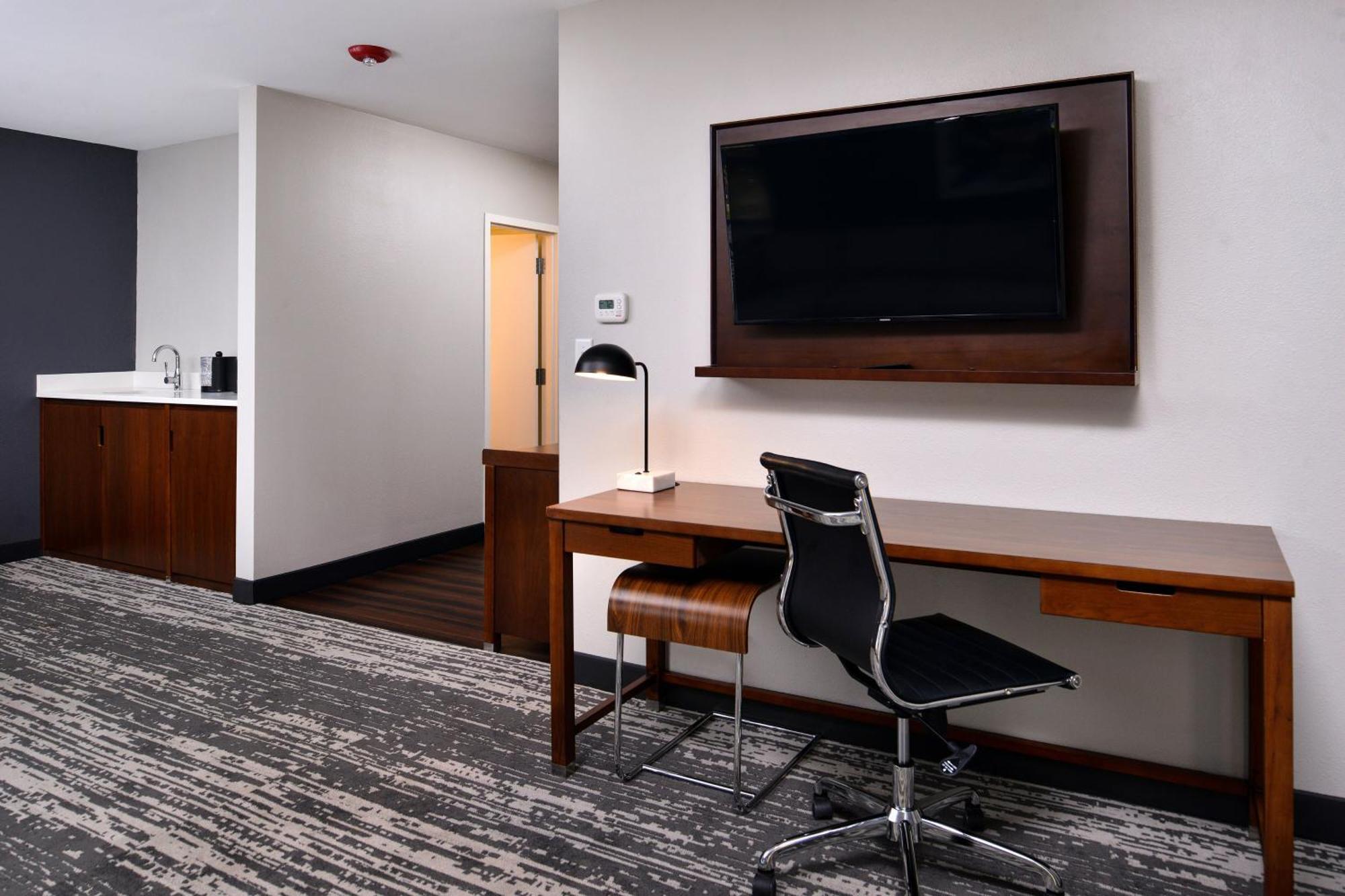 Four Points By Sheraton Omaha Midtown Exterior photo